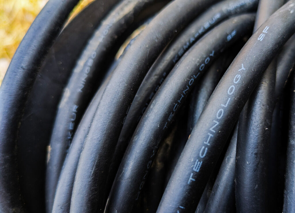 Buntband i metall från Fleximark - hållbar och säker fastsättning för industri och elinstallationer.